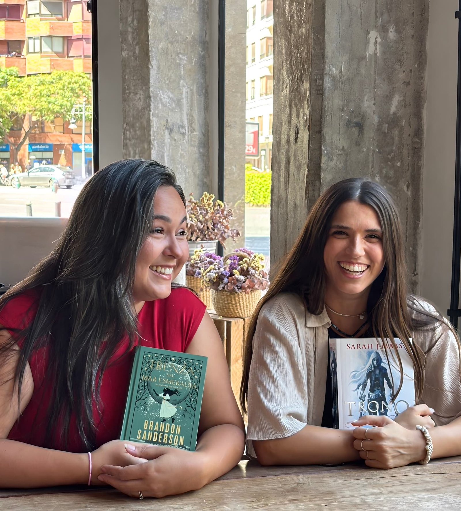 Paula y Ana, fundadoras de ReadTreats, riendo con sus libros